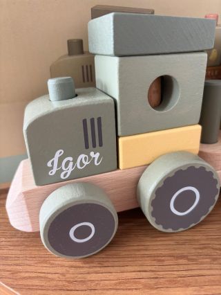 Tak ktorý 🚂 vyhráva? Farmársky alebo swipe 👉 stará dobrá klasika t.j. modrý. #ninky #ninkysk #personalizovanehracky...